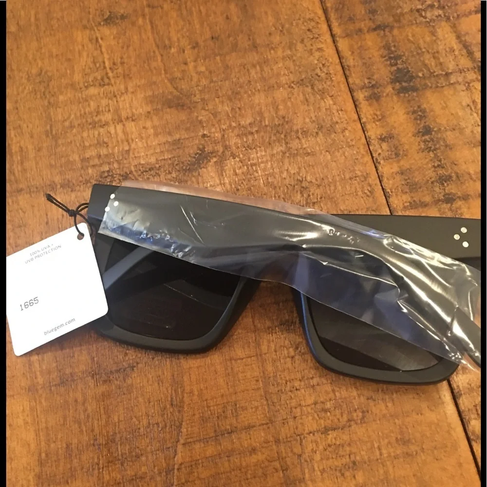 SUNGLASSES